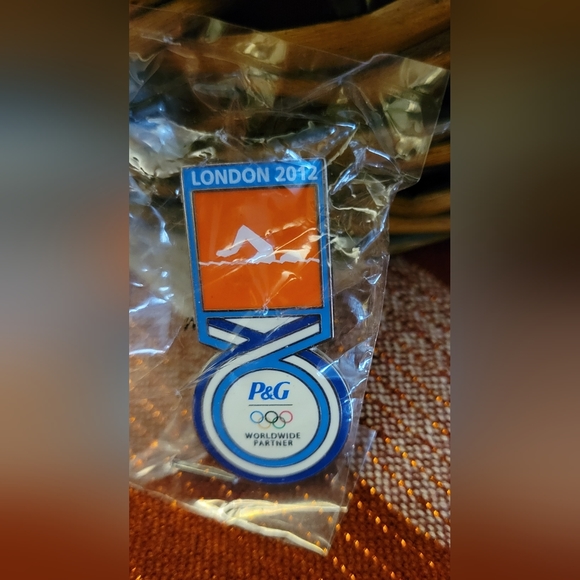 2012 Olympic swimming P&G pin - Picture 1 of 2